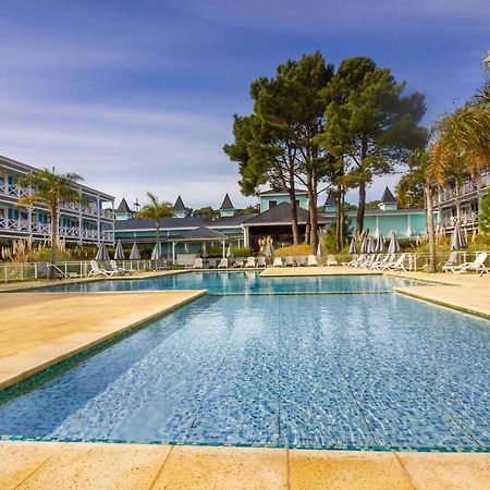 Howard Johnson Hotel&Convention Center Madariaga - Carilo Bagian luar foto