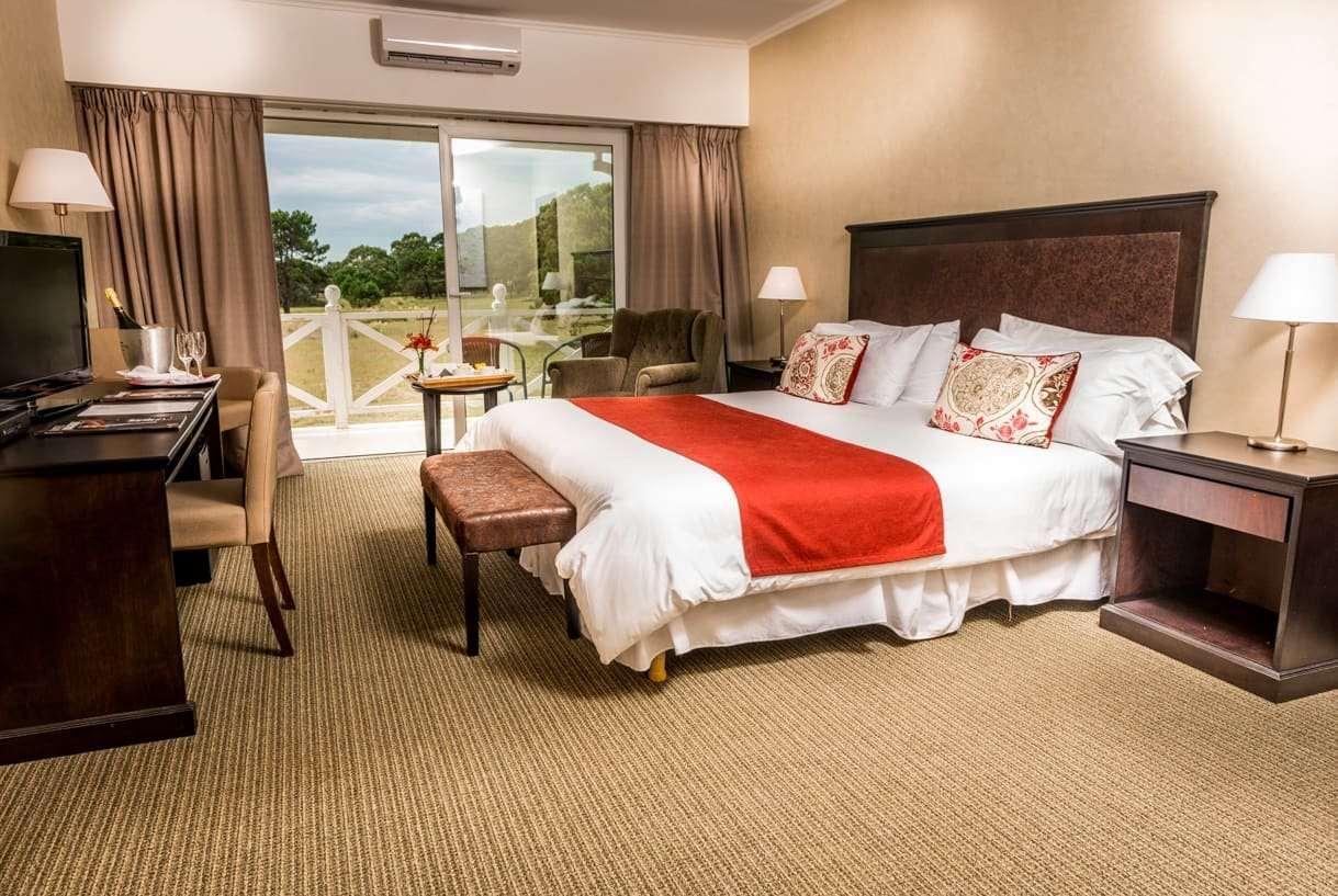 Howard Johnson Hotel&Convention Center Madariaga - Carilo Bagian luar foto