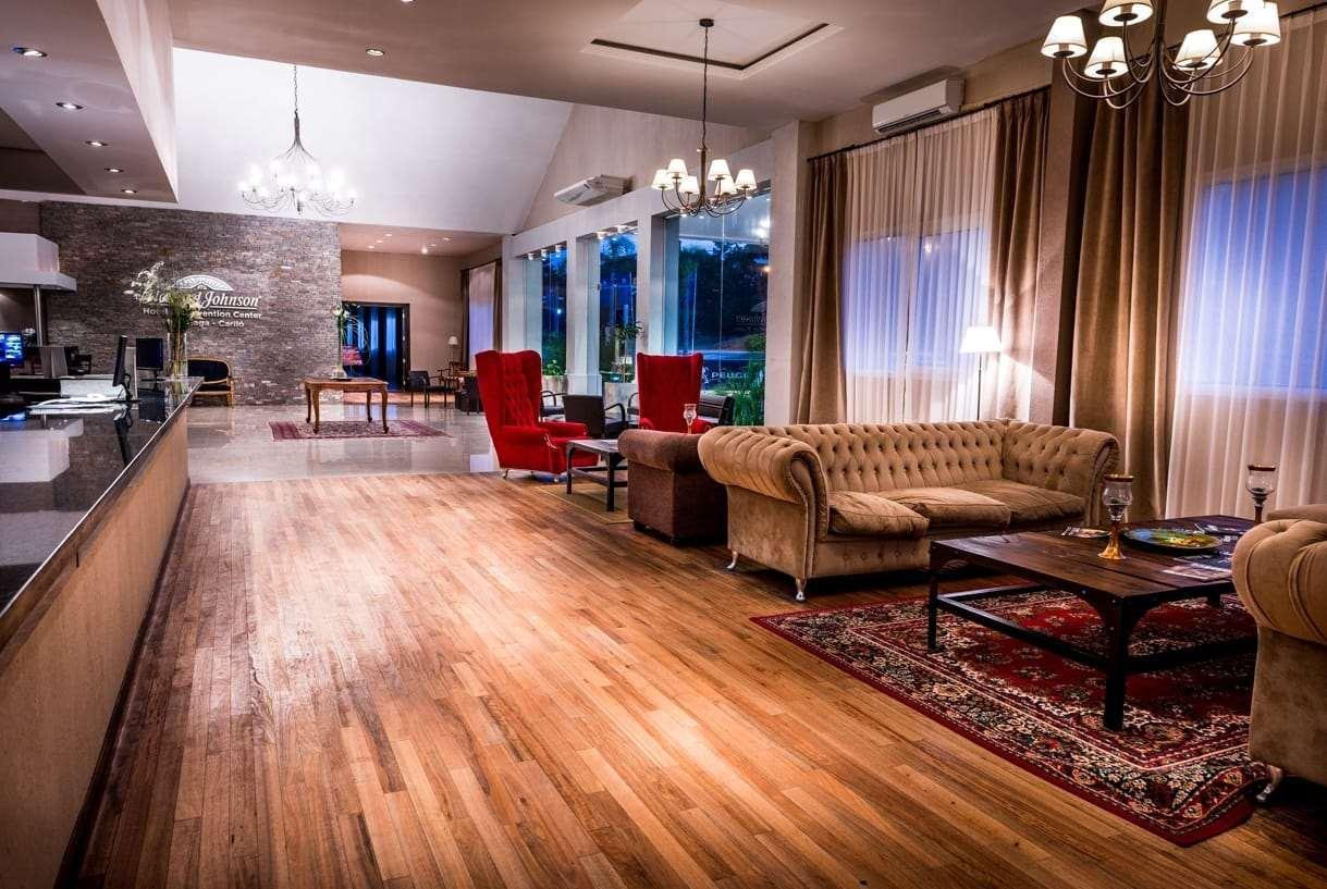 Howard Johnson Hotel&Convention Center Madariaga - Carilo Bagian luar foto