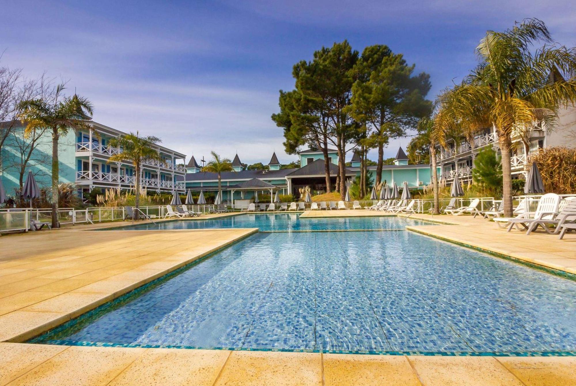 Howard Johnson Hotel&Convention Center Madariaga - Carilo Bagian luar foto