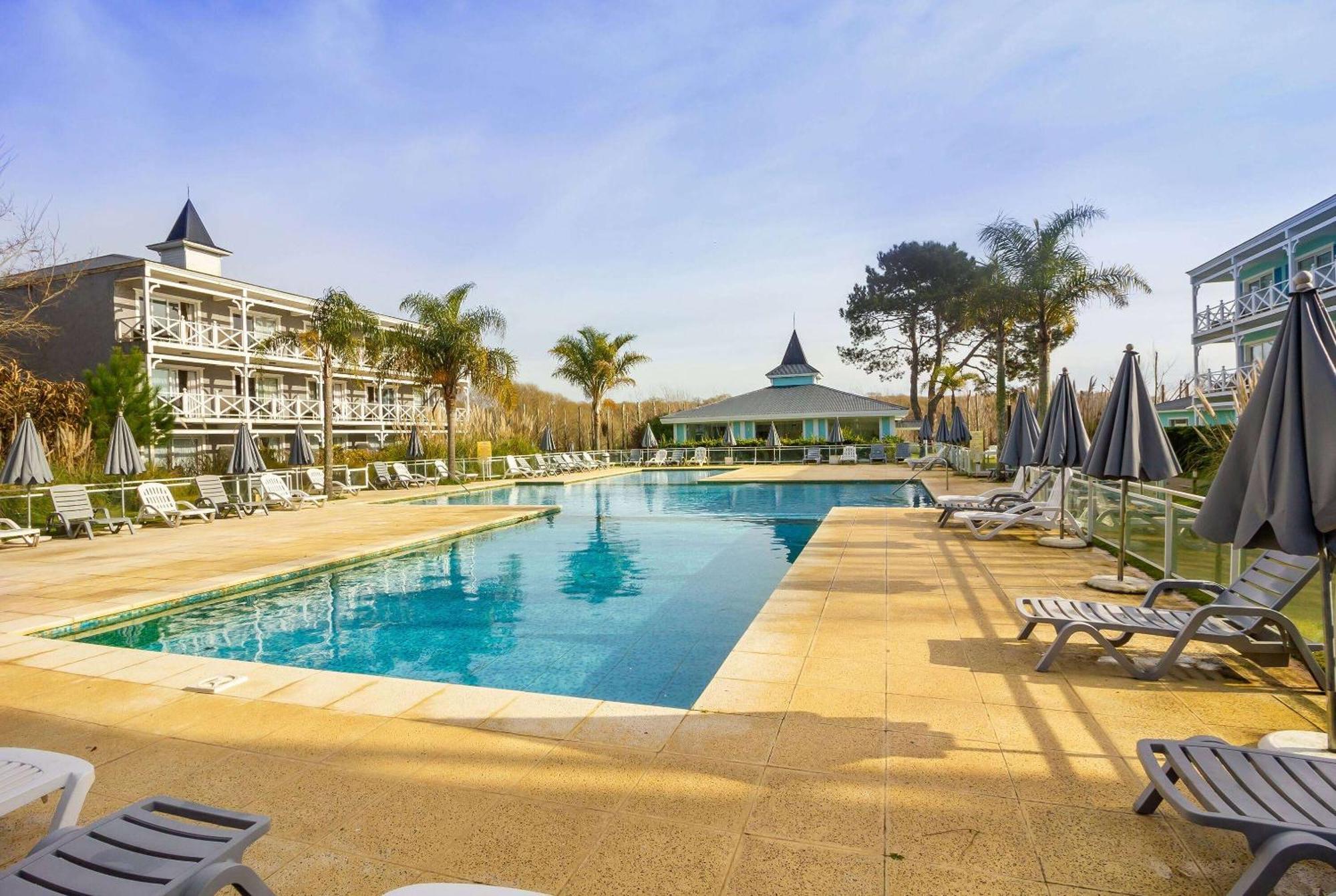 Howard Johnson Hotel&Convention Center Madariaga - Carilo Bagian luar foto