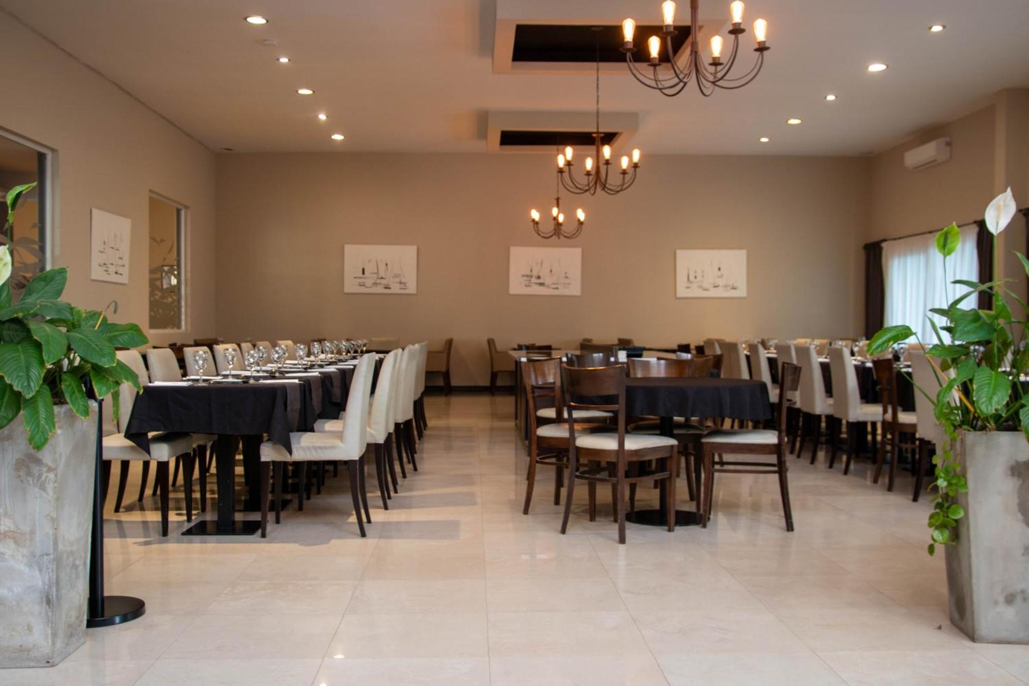 Howard Johnson Hotel&Convention Center Madariaga - Carilo Bagian luar foto