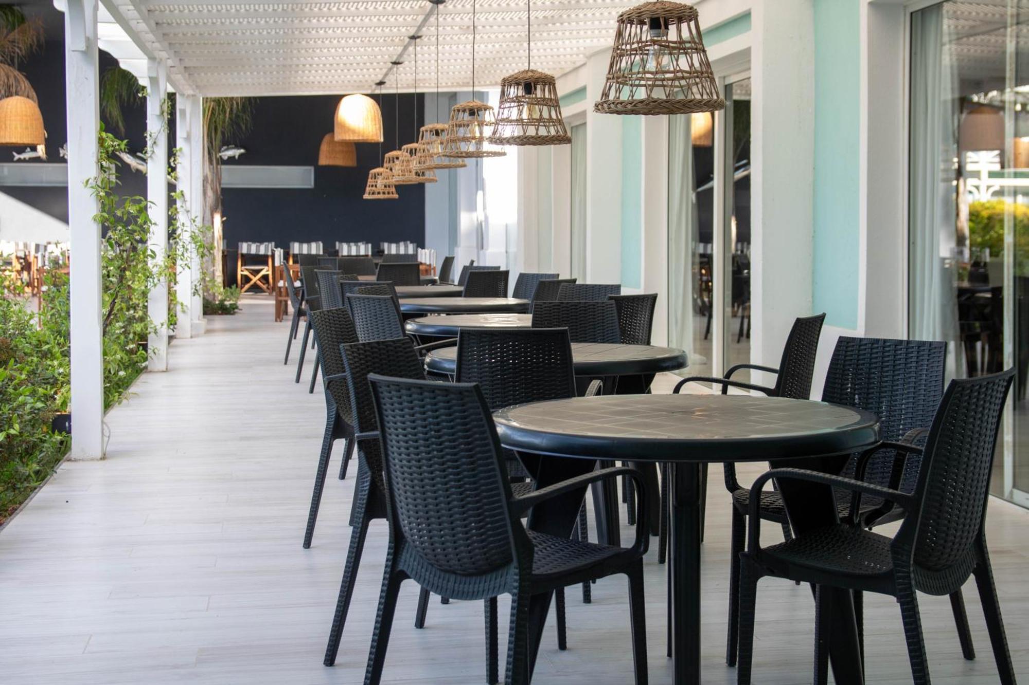 Howard Johnson Hotel&Convention Center Madariaga - Carilo Bagian luar foto