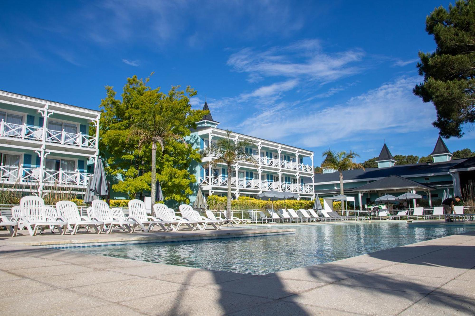 Howard Johnson Hotel&Convention Center Madariaga - Carilo Bagian luar foto