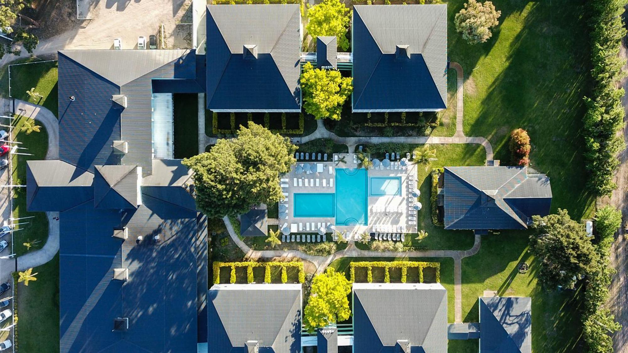 Howard Johnson Hotel&Convention Center Madariaga - Carilo Bagian luar foto