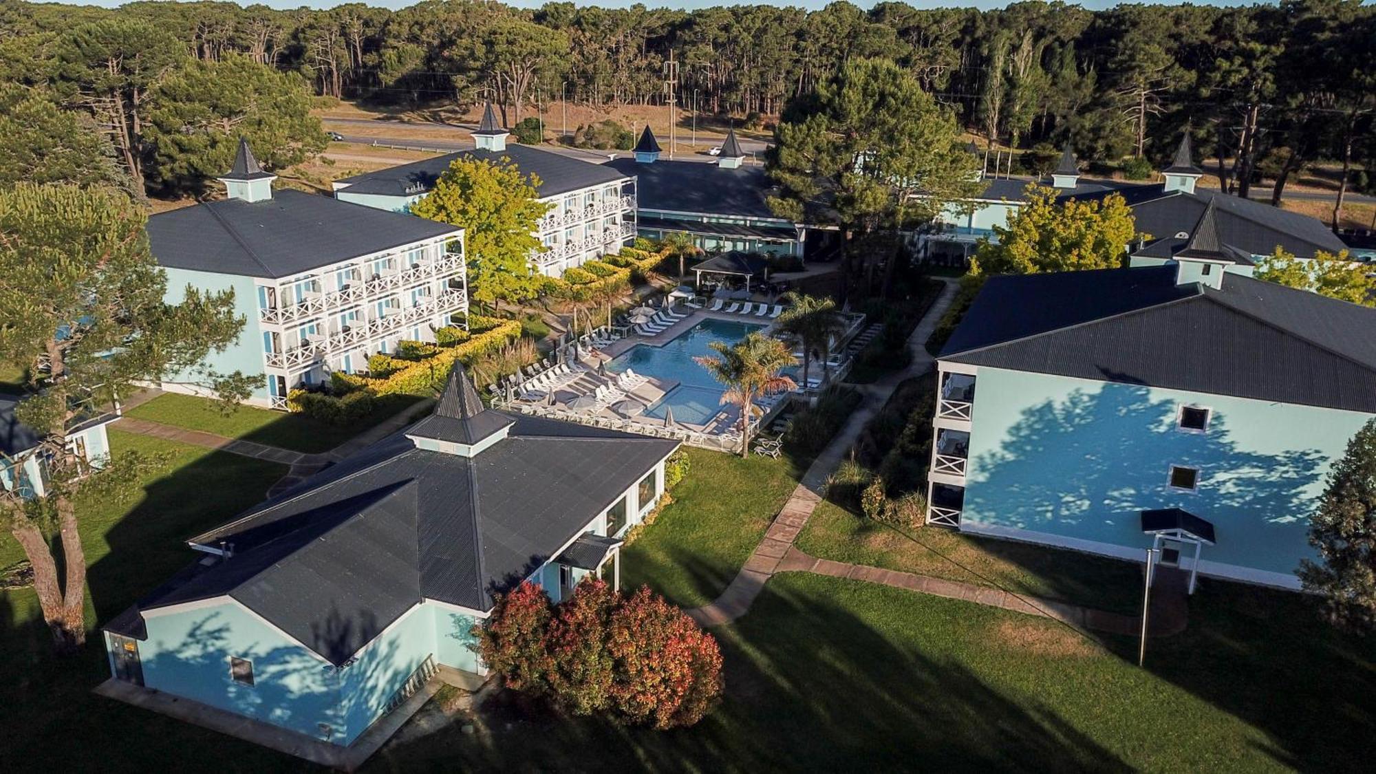 Howard Johnson Hotel&Convention Center Madariaga - Carilo Bagian luar foto