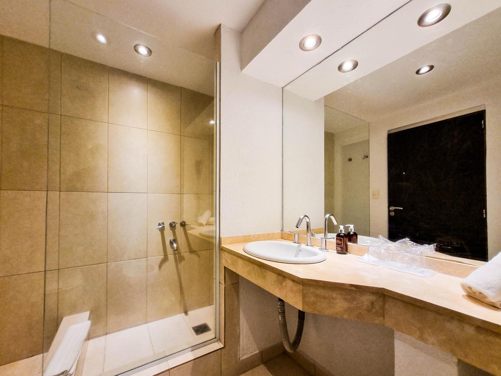 Howard Johnson Hotel&Convention Center Madariaga - Carilo Bagian luar foto